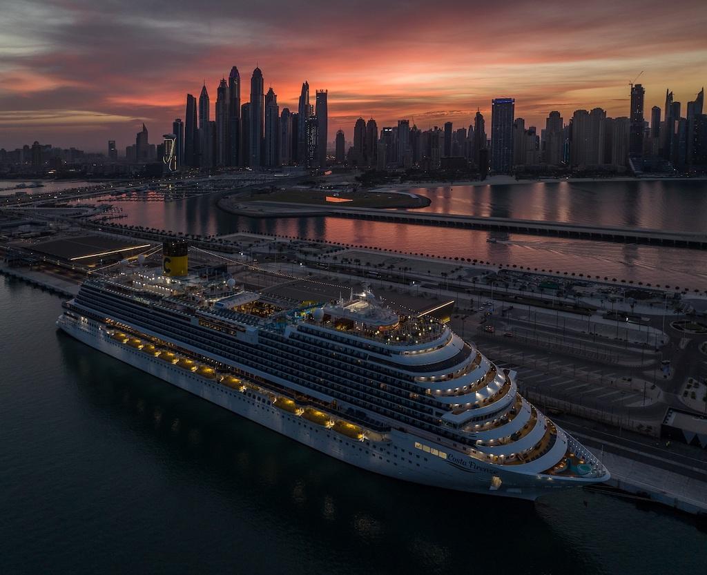 Immagine di sfondo della pagina Costa Firenze debutta a Dubai