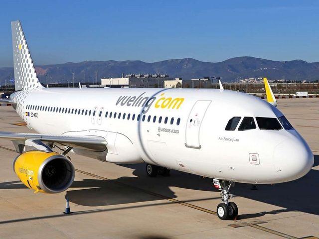 Immagine di sfondo della pagina Vueling, più voli dalla Sardegna per Barcellona
