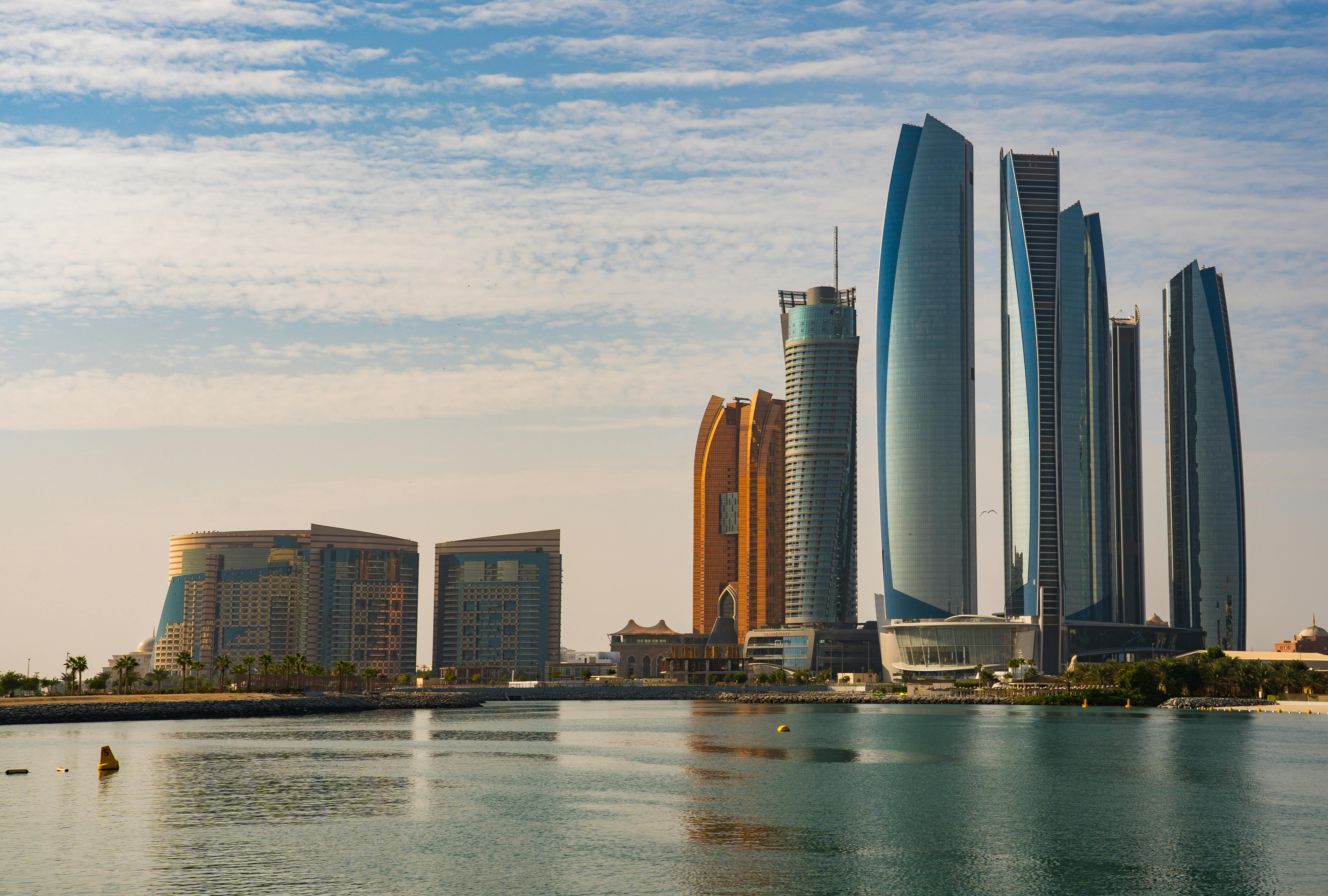 Immagine di sfondo della pagina Abu Dhabi accelera nel 2025: turismo in crescita e obiettivi strategici ben avviati