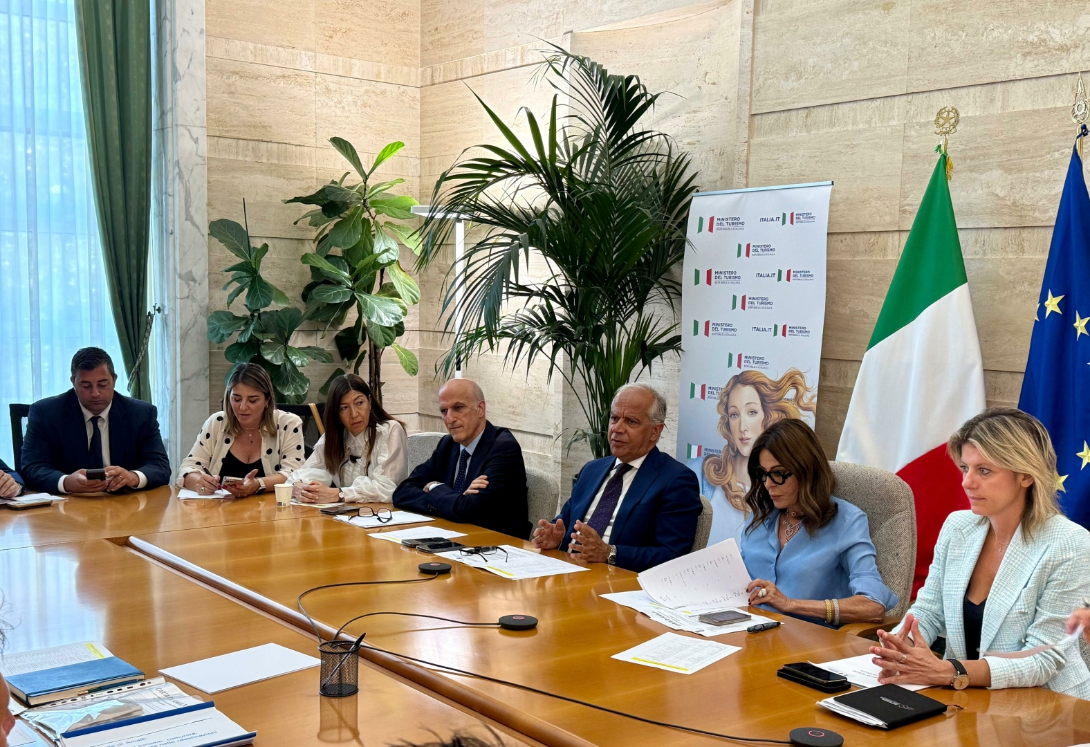Immagine di sfondo della pagina Al MiTur nasce il Tavolo interministeriale per la sicurezza dei flussi turistici