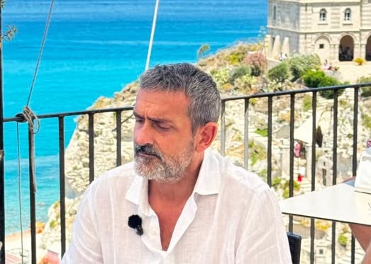 Immagine di sfondo della pagina Tropea, affitti brevi e residenzialità: il Sindaco Macrì chiede una legge regionale per evitare la cancellazione della comunità