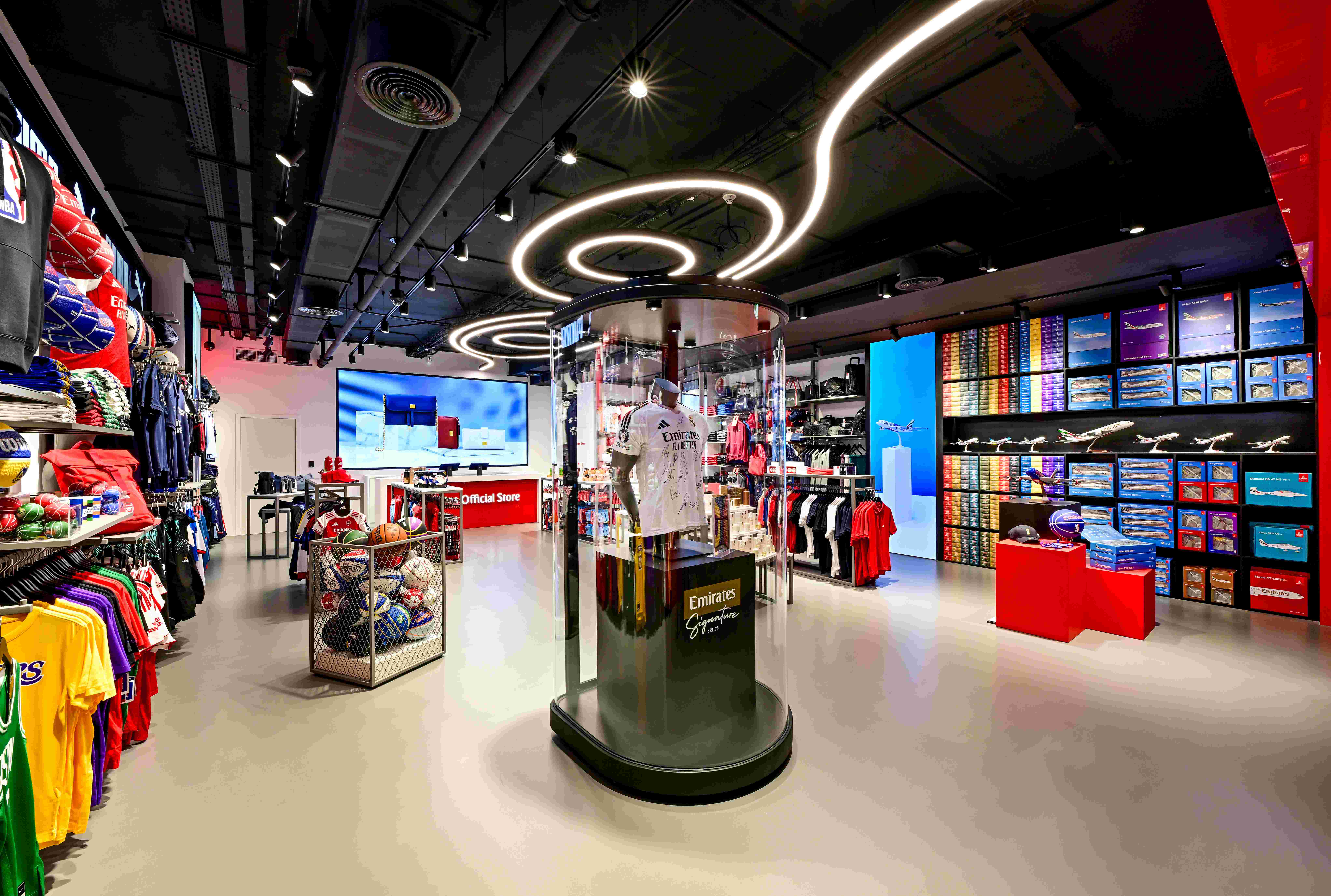 Immagine Emirates lancia la Signature Series: maglie autografate delle stelle del calcio mondiale