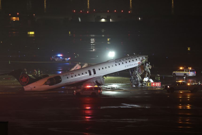 Immagine New York, scontro in pista a LaGuardia: scalo chiuso. Coinvolto un aereo di Air Canada