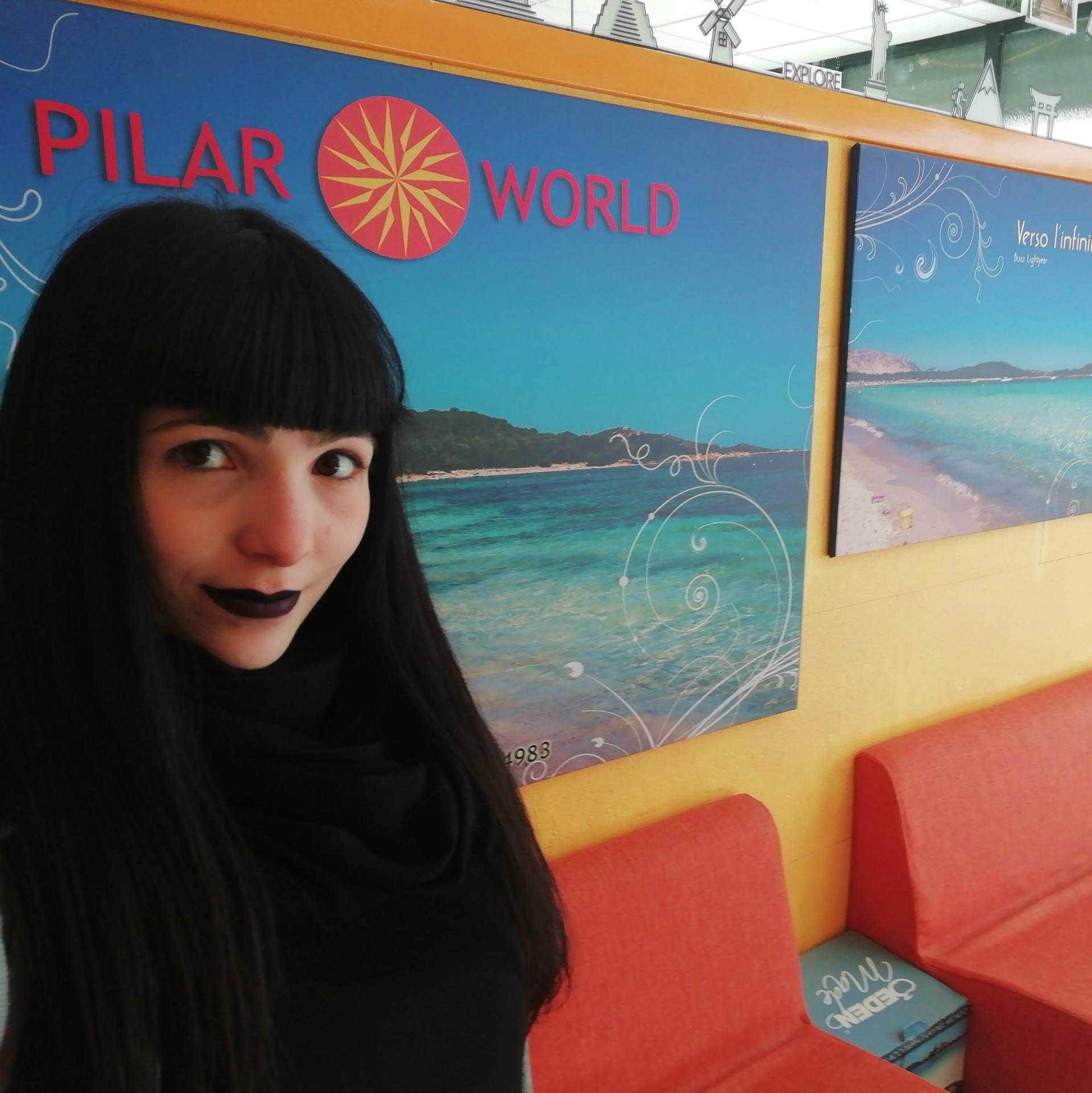 Immagine di sfondo della pagina Paola Floris, Pilar World, Macomoper 