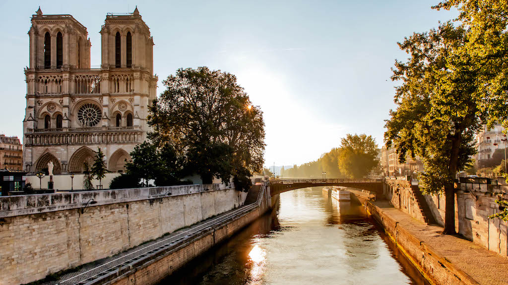 Immagine di sfondo della pagina Bateaux Parisiens, nuova crociera per riscoprire Notre-Dame dalla Senna