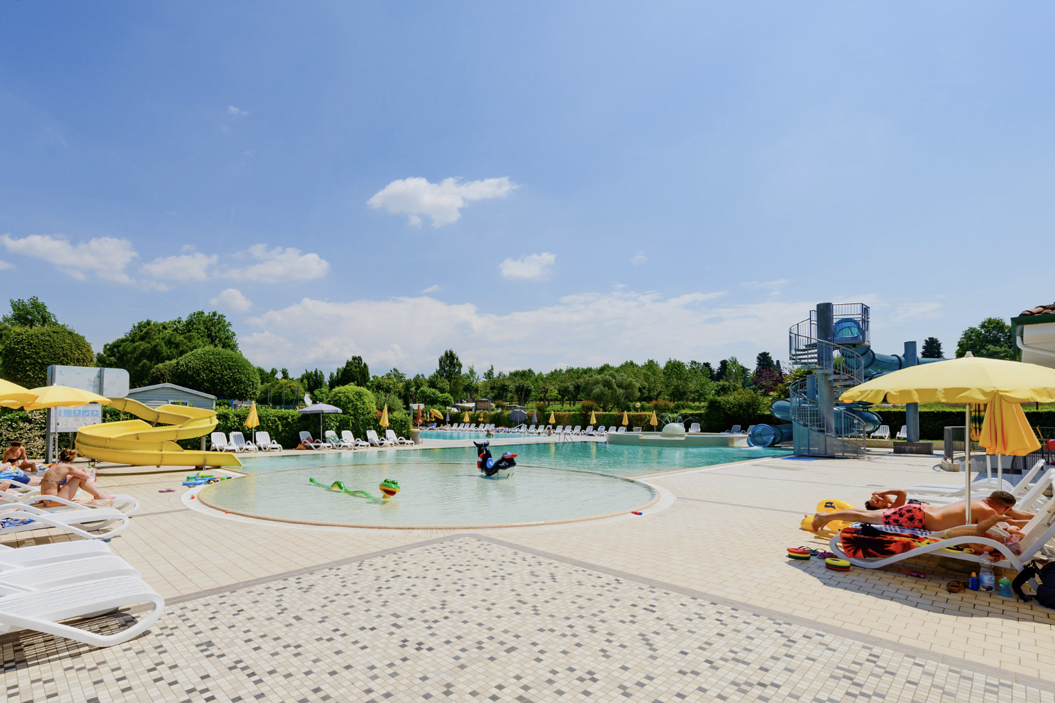 Immagine Club del Sole cresce sul Garda con Le Palme Lazise Family Collection