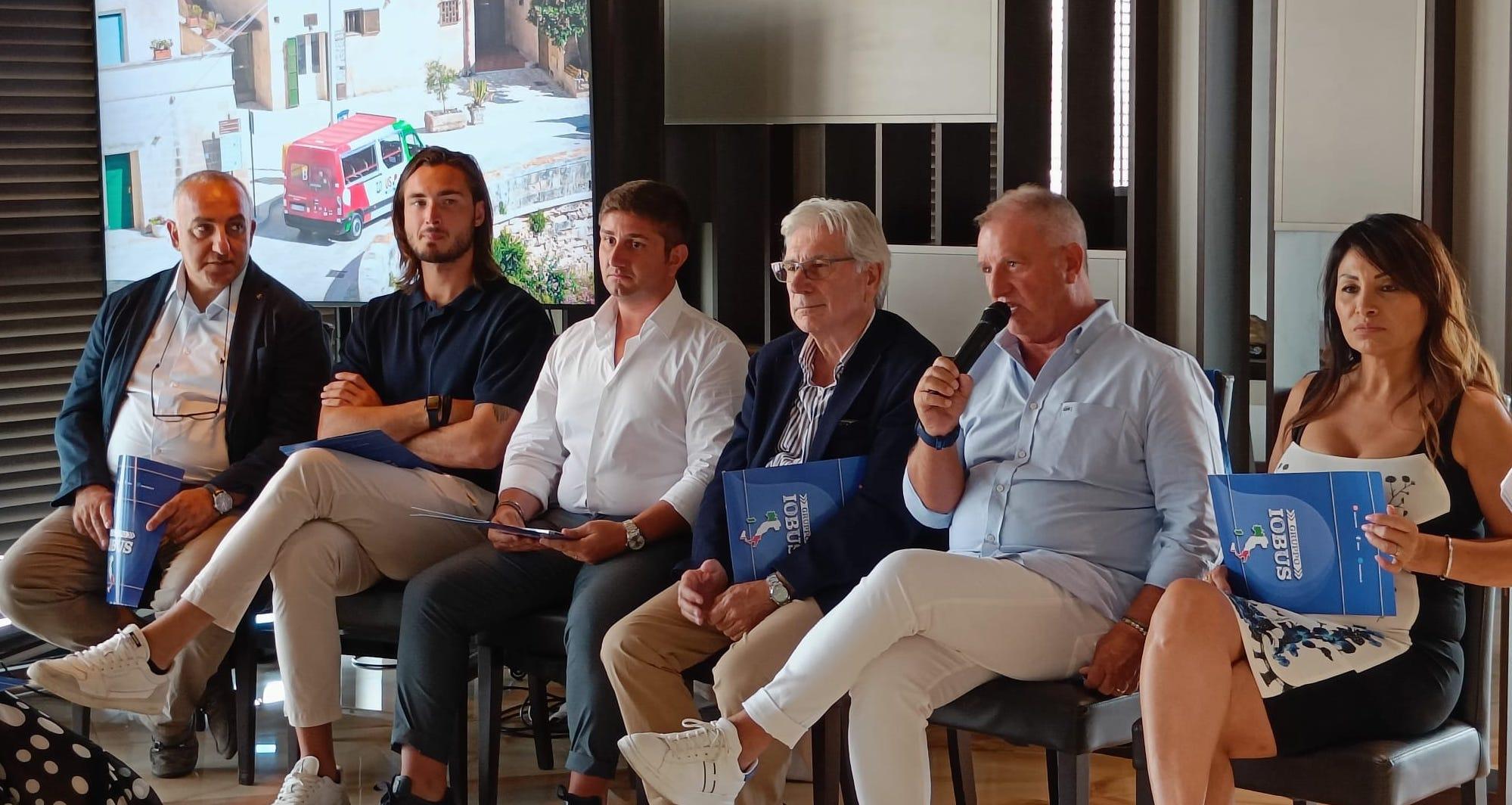 Immagine di sfondo della pagina IOBUS avvia tours a Milano e Matera