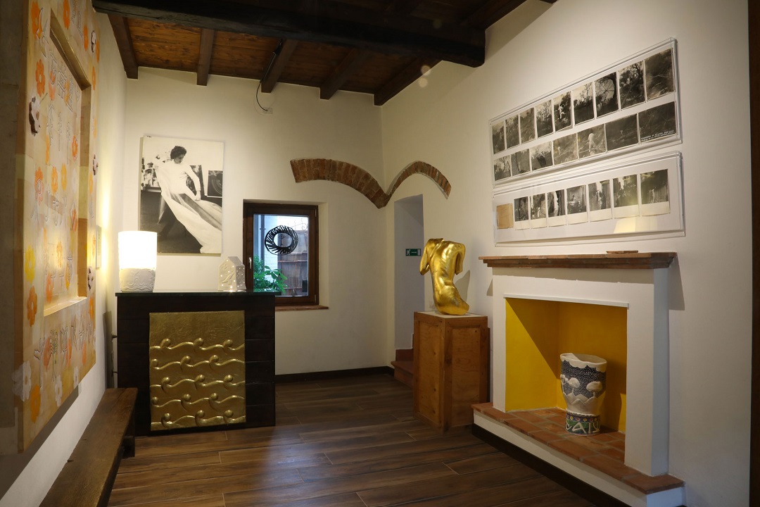Immagine di sfondo della pagina In Lombardia si dorme in un museo: ad Arena Po, l'arte di Gaetano Grillo rigenera un borgo e lo rende destinazione