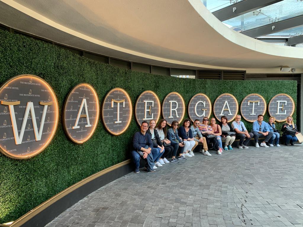Immagine di sfondo della pagina Glamour Tour Operator, educational a Washington