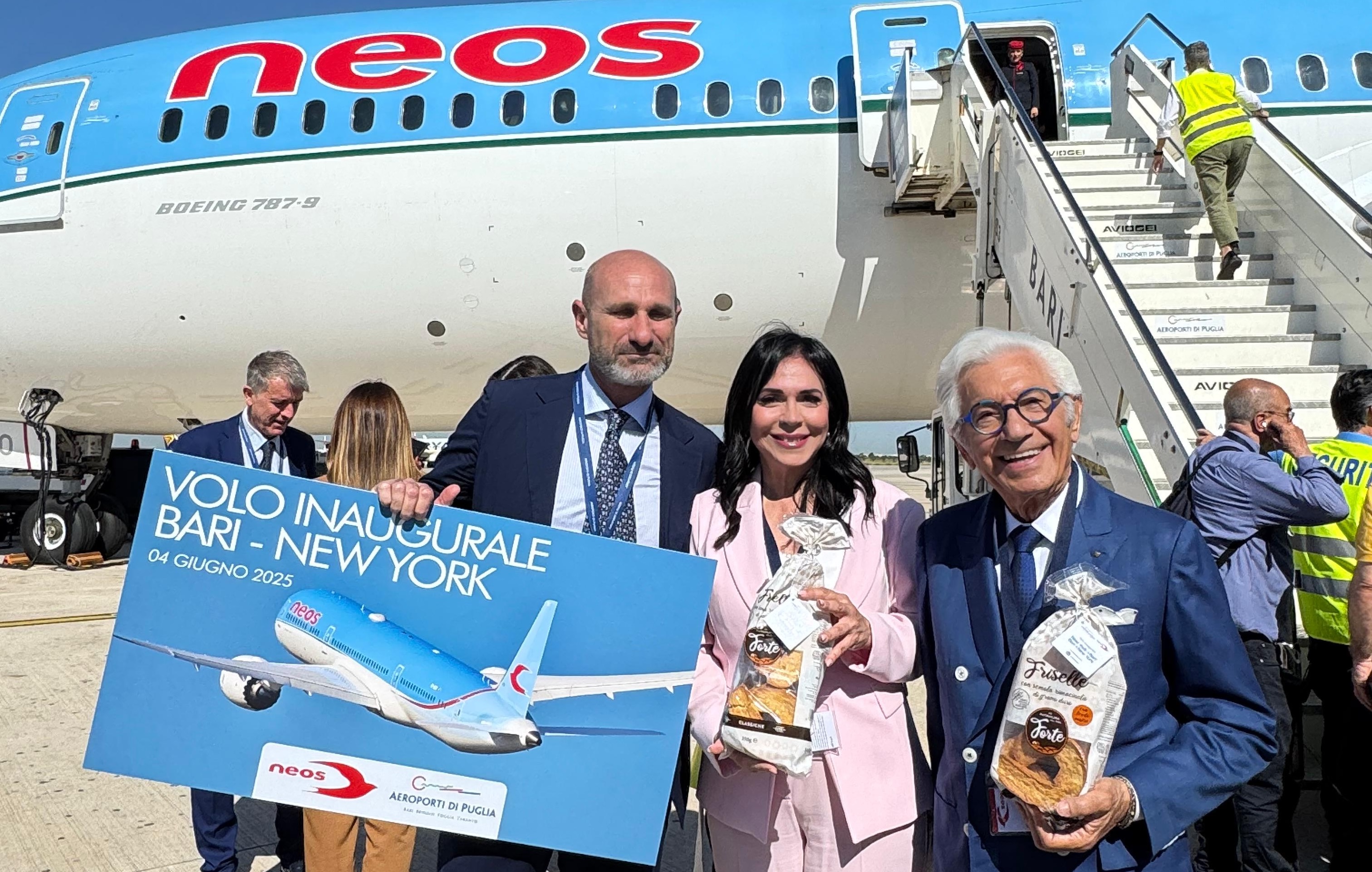 Immagine di sfondo della pagina Neos inaugura la rotta Bari–New York con un sapore di casa: le friselle simbolo d’accoglienza