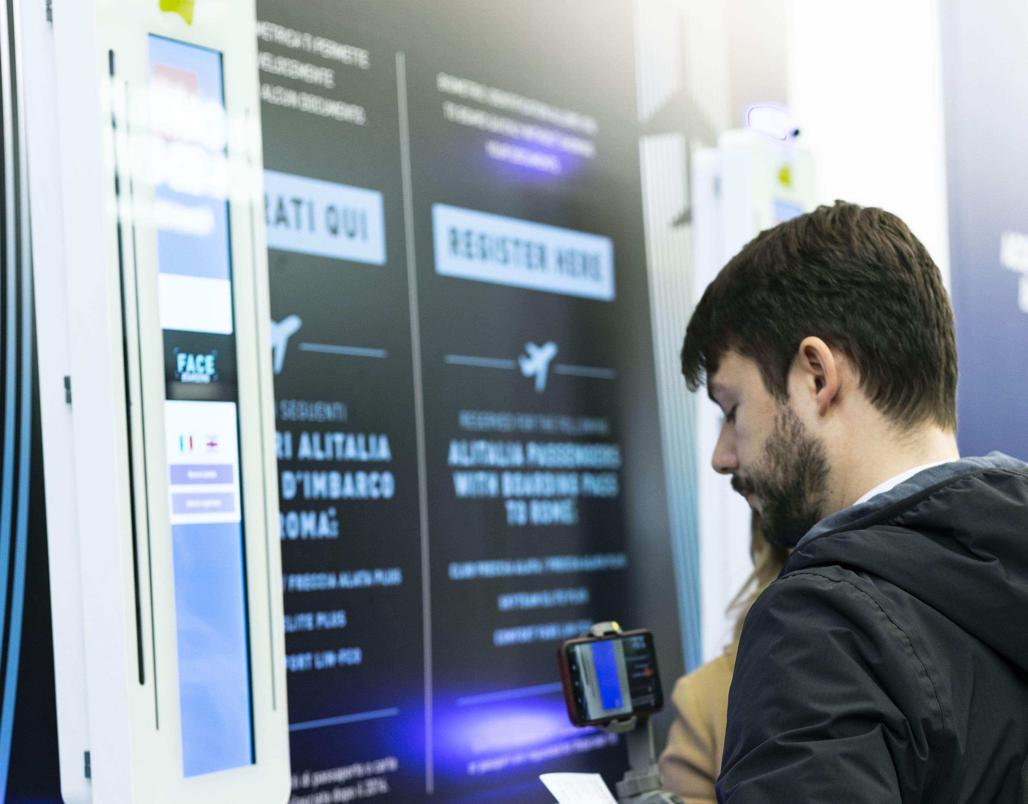 Immagine di sfondo della pagina Viaggio Touchless a Milano Linate