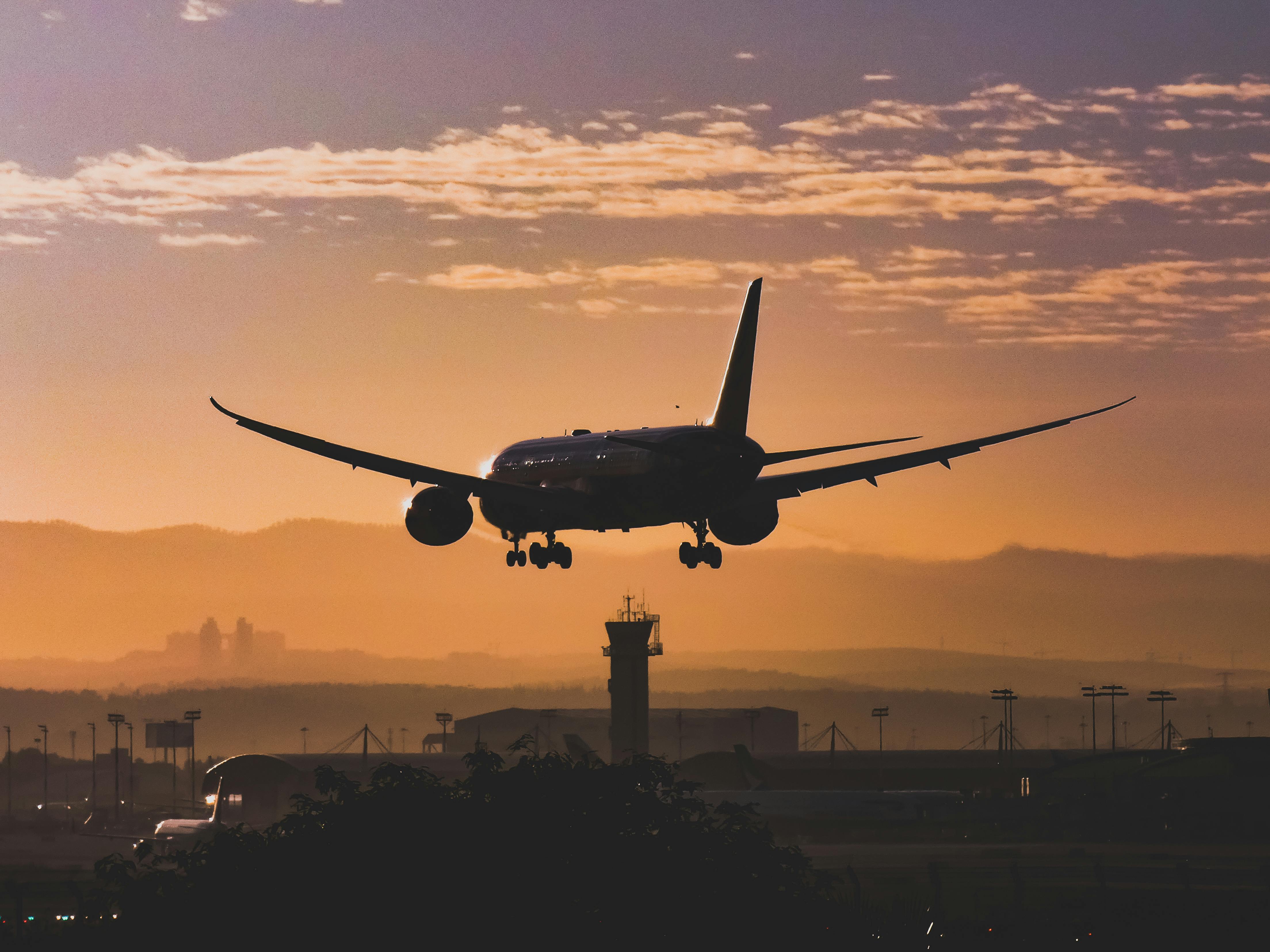 Immagine di sfondo della pagina Prezzi dei voli alle stelle. Cala il jet fuel, ma il biglietto aereo pesa: il nodo dei costi extra