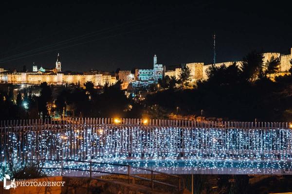 Immagine di sfondo della pagina Gerusalemme inaugura Follow the Lights  
