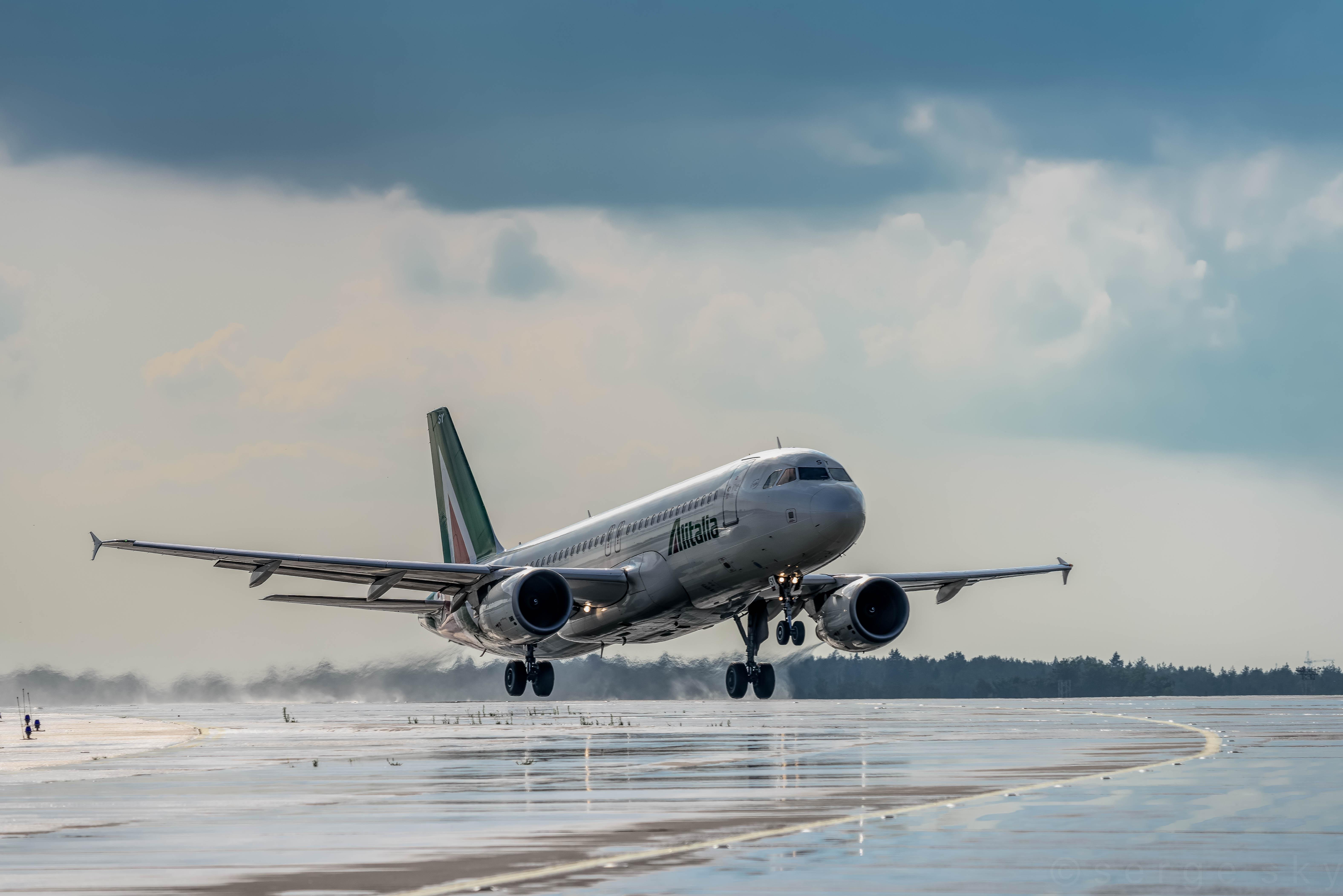 Immagine di sfondo della pagina Alitalia prolunga voli con screening anti-Covid 