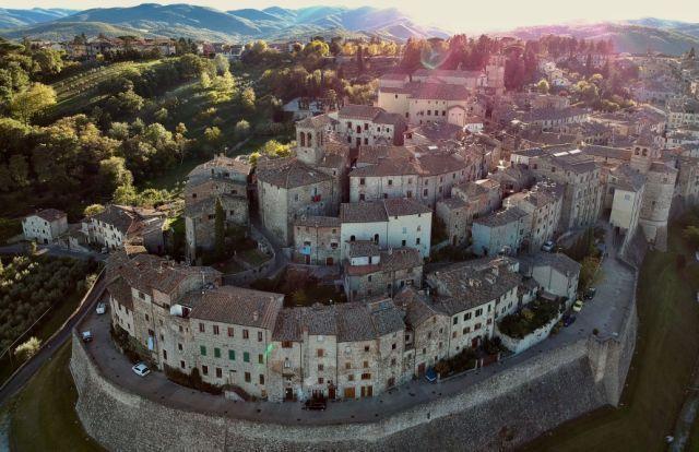 Immagine di sfondo della pagina Le Bandiere Arancioni del Touring Club Italiano 