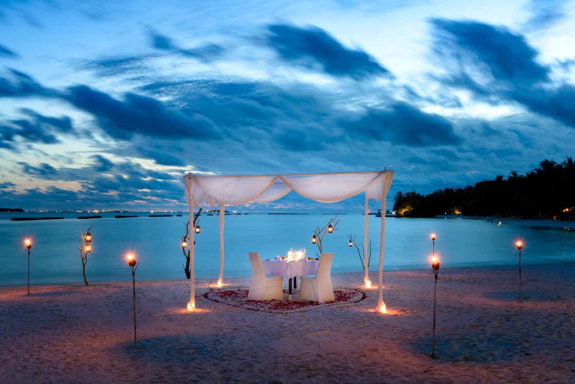 Immagine di sfondo della pagina Sheraton Maldives Full Moon Resort & Spa: esperienze di San Valentino tra lusso e natura