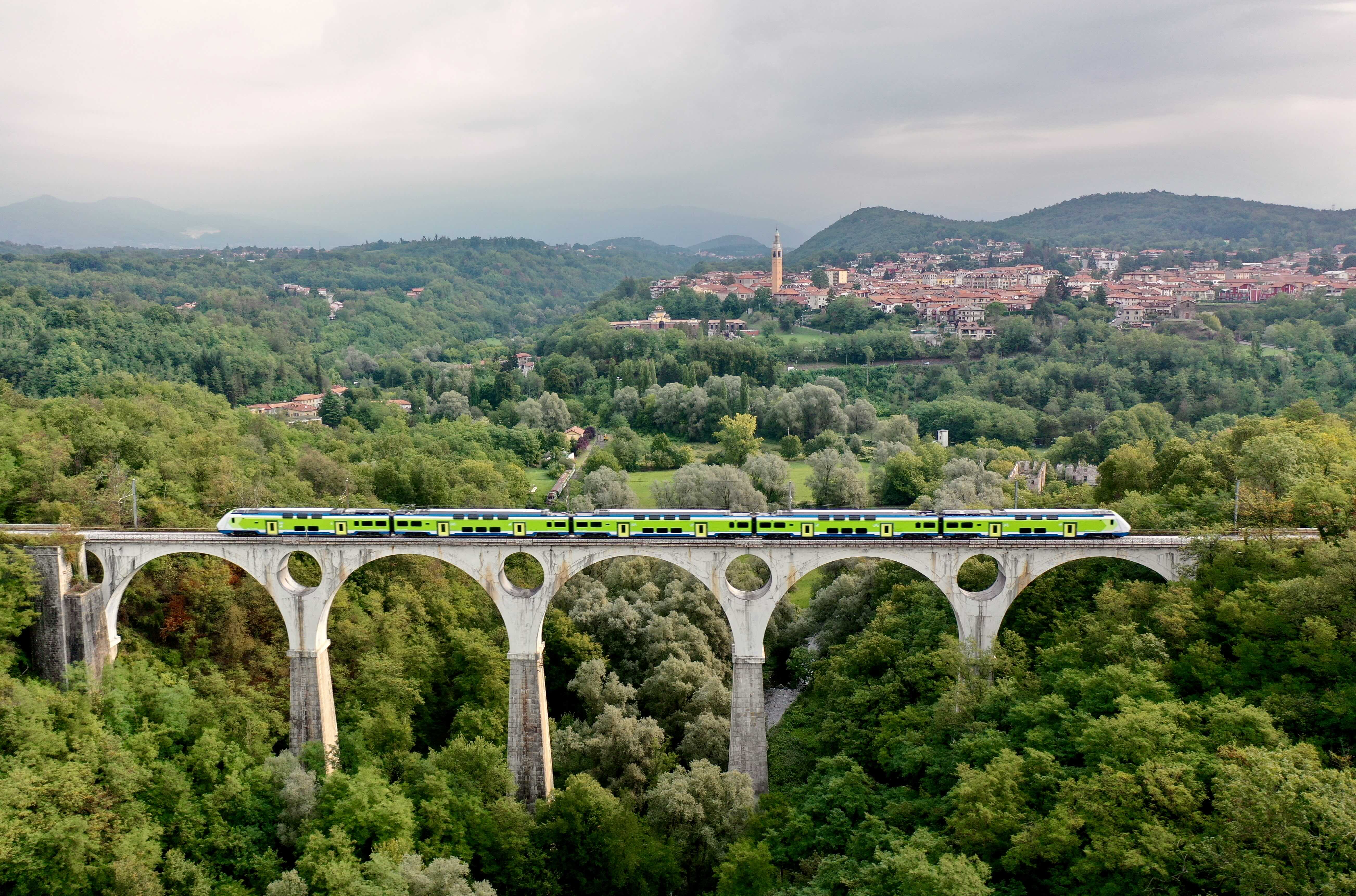 Immagine di sfondo della pagina Gite in Treno 2025: Trenord punta sul turismo sostenibile e rilancia anche il treno storico