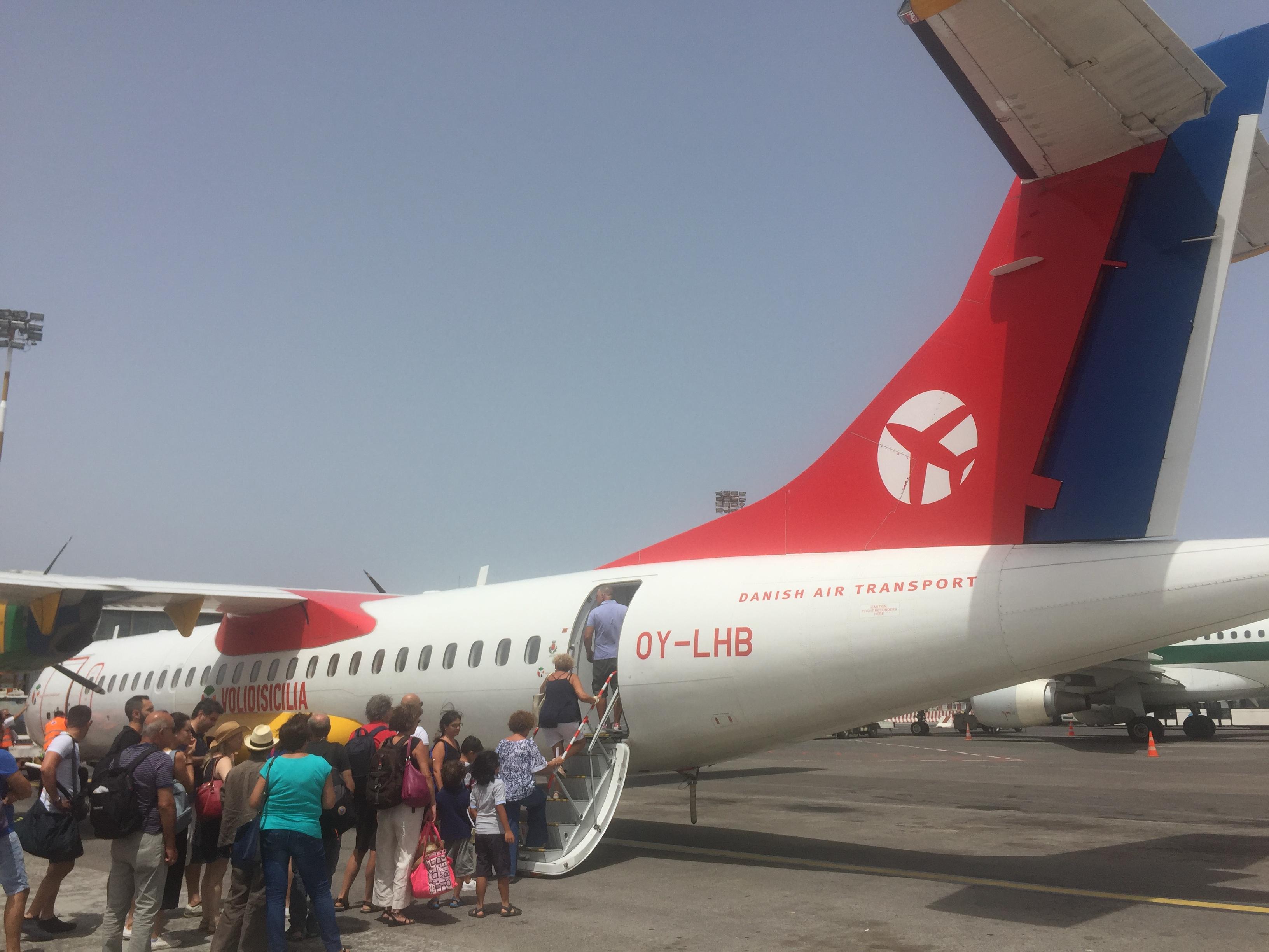 Immagine di sfondo della pagina DAT aggiunge voli tra Catania e Olbia
