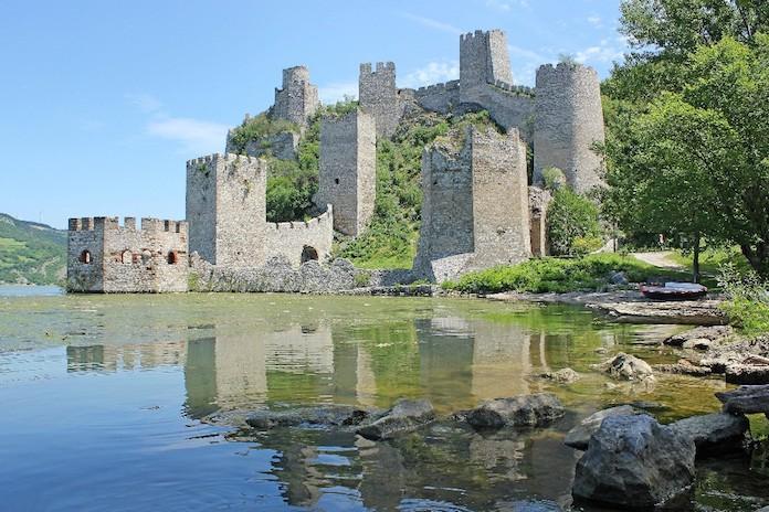 Immagine di sfondo della pagina La Serbia di Maurizio Levi
