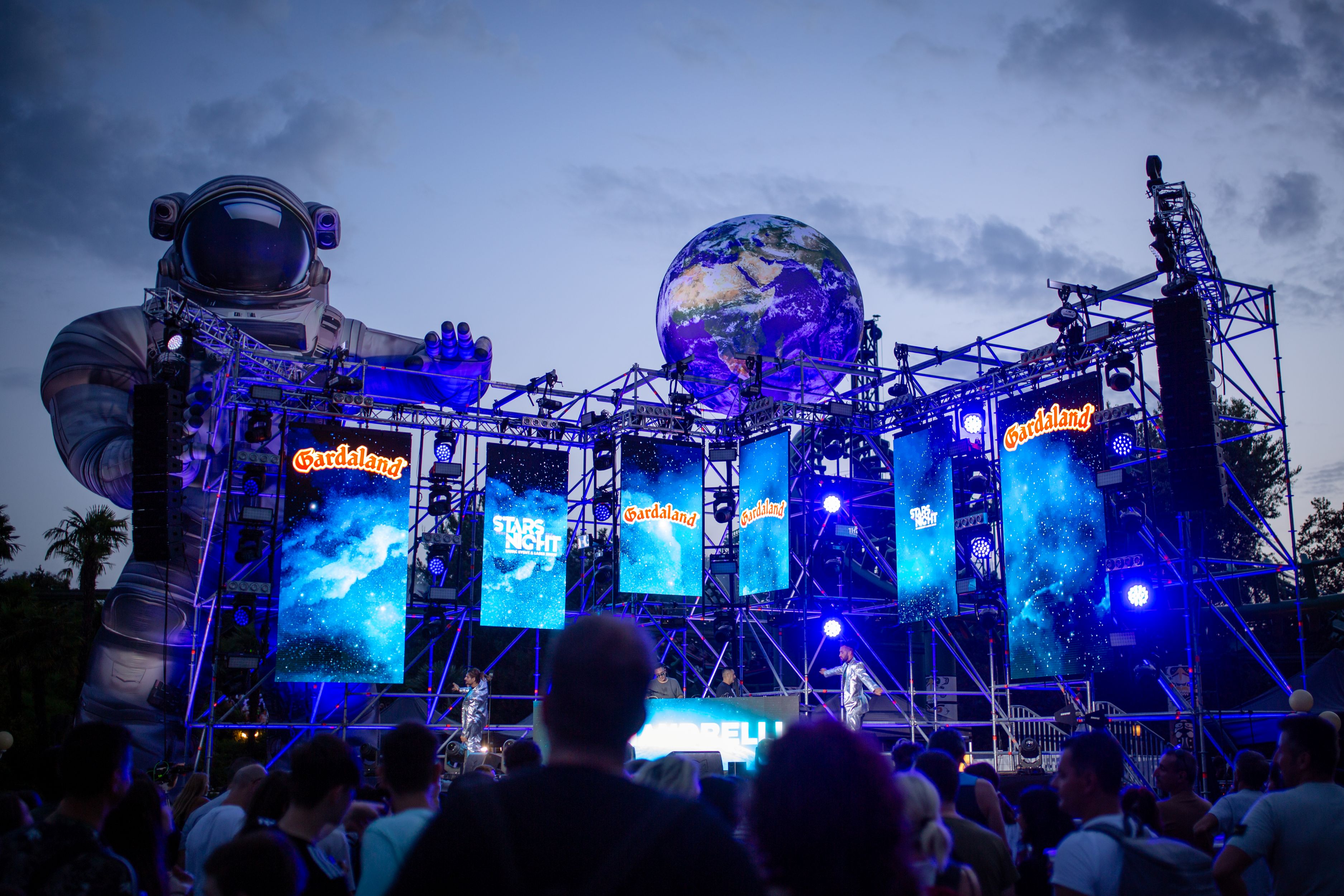 Immagine di sfondo della pagina Gardaland Stars Night: Willy William e grandi DJ per la notte più dance dell’estate