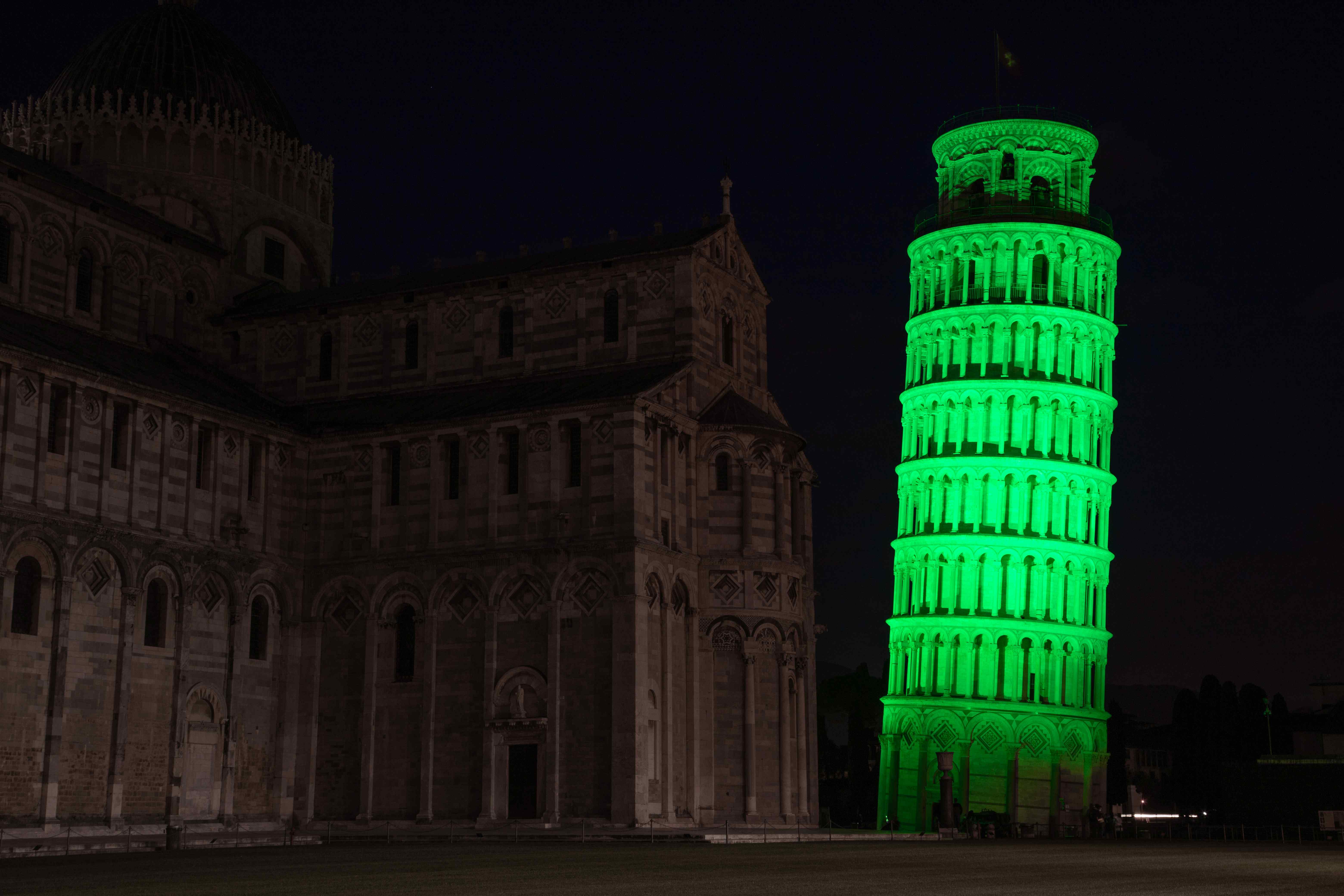 Immagine Irlanda, il mondo si illumina di verde per San Patrizio: tra i monumenti anche la Torre di Pisa