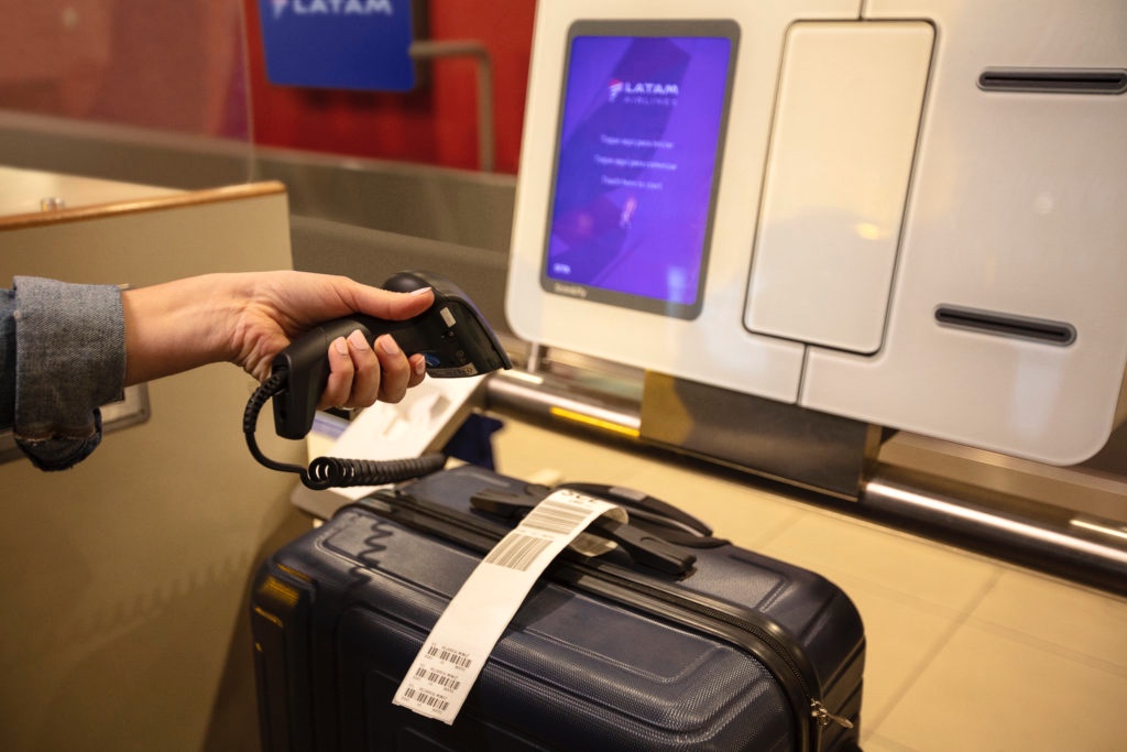 Immagine di sfondo della pagina LATAM integra “Dov’è” di Apple: bagagli sempre sotto controllo con AirTag