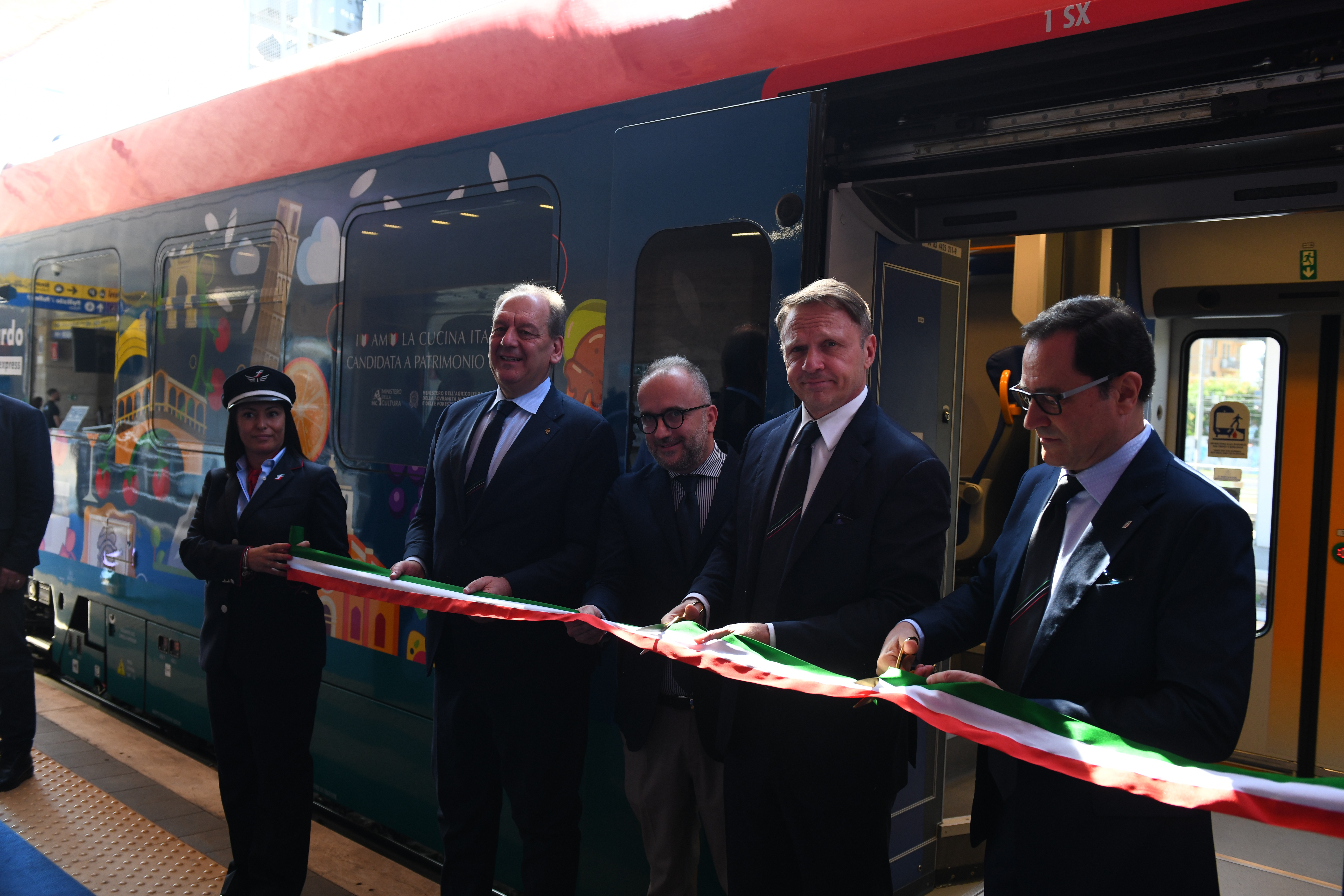 Immagine di sfondo della pagina Trenitalia e MASAF uniti per la cultura del cibo: presentato il Leonardo Express “ambasciatore del gusto”