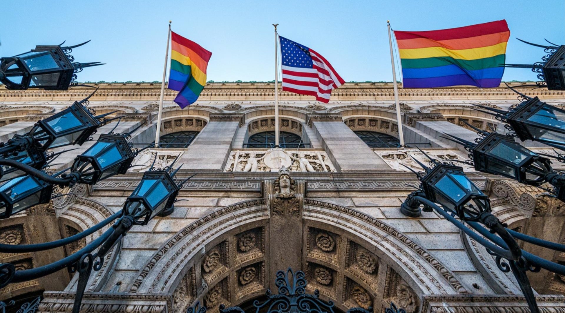 Immagine di sfondo della pagina Boston, capitale inclusiva: storia, cultura e intrattenimento nella città arcobaleno