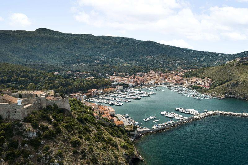 Immagine di sfondo della pagina Hotel La Roqqa debutta il 14 agosto a Porto Ercole