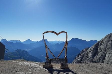 Immagine di sfondo della pagina Riparte la funivia Marmolada Move To The Top