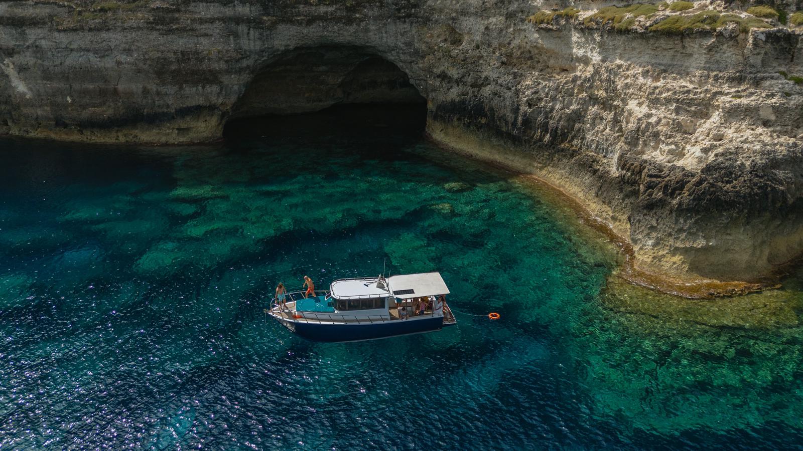 Immagine di sfondo della pagina Un giorno con SHABEK, un viaggio nell’anima di Lampedusa