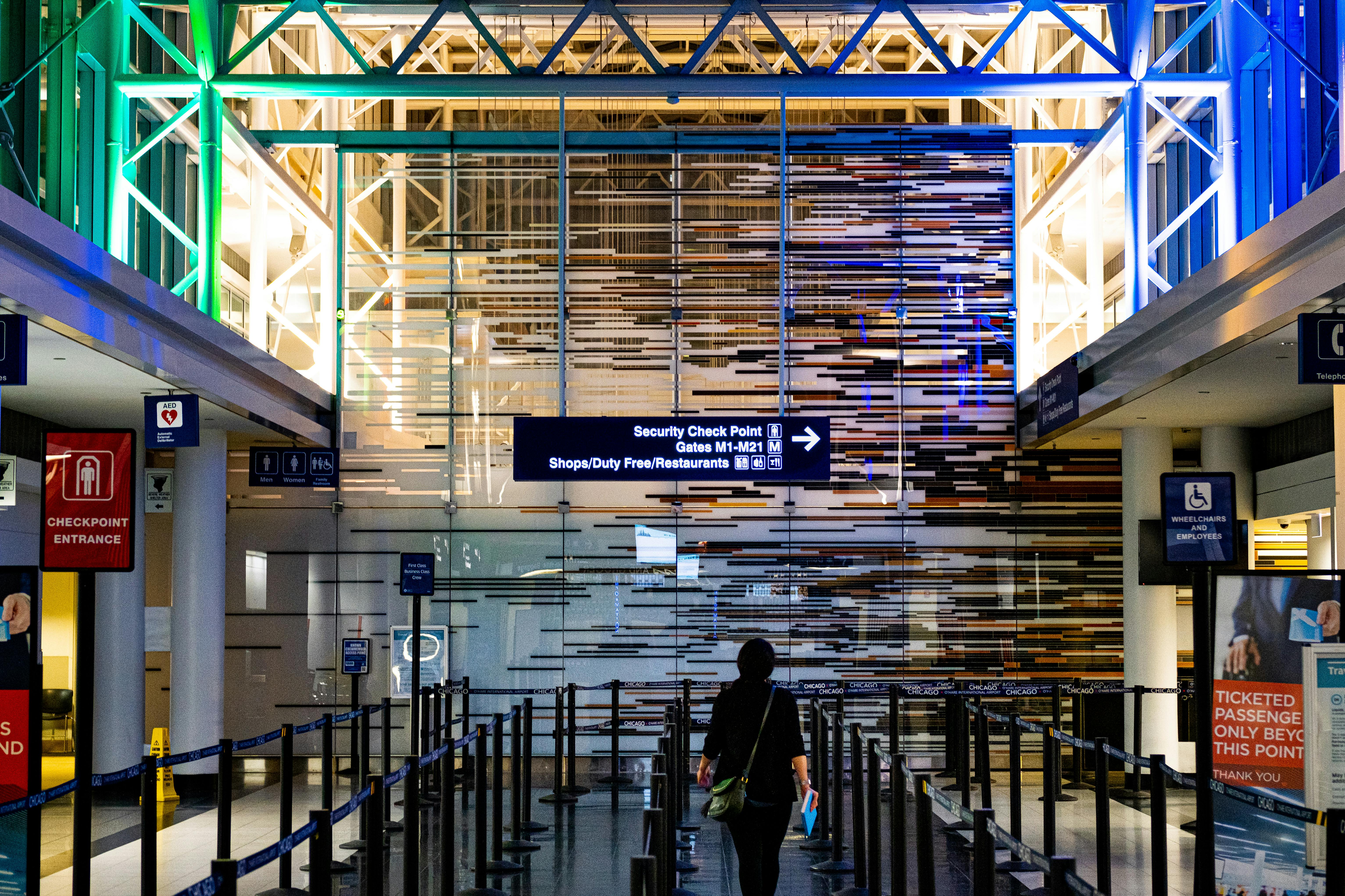 Immagine Aeroporti, addio ai 100 ml? Parla il fisico nucleare Edoardo Calenda: “Tecnologia più sicura e fluida, ma serviranno anni per l’uniformità”