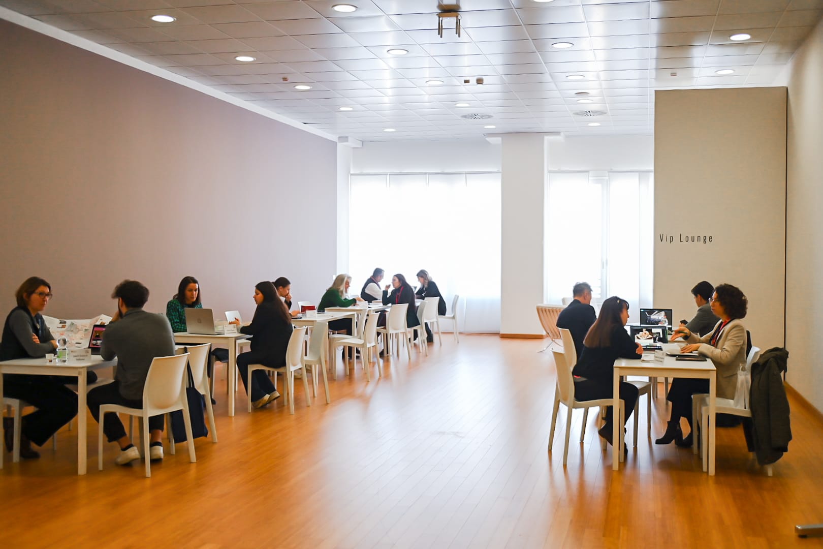 Immagine di sfondo della pagina Vicenza rafforza il ruolo congressuale: crescita del 30% e nuove fiere nel 2026