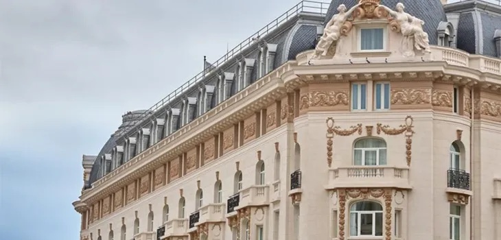 Immagine di sfondo della pagina Luxury Group by Marriott International: nuove aperture e tendenze del lusso per il 2025