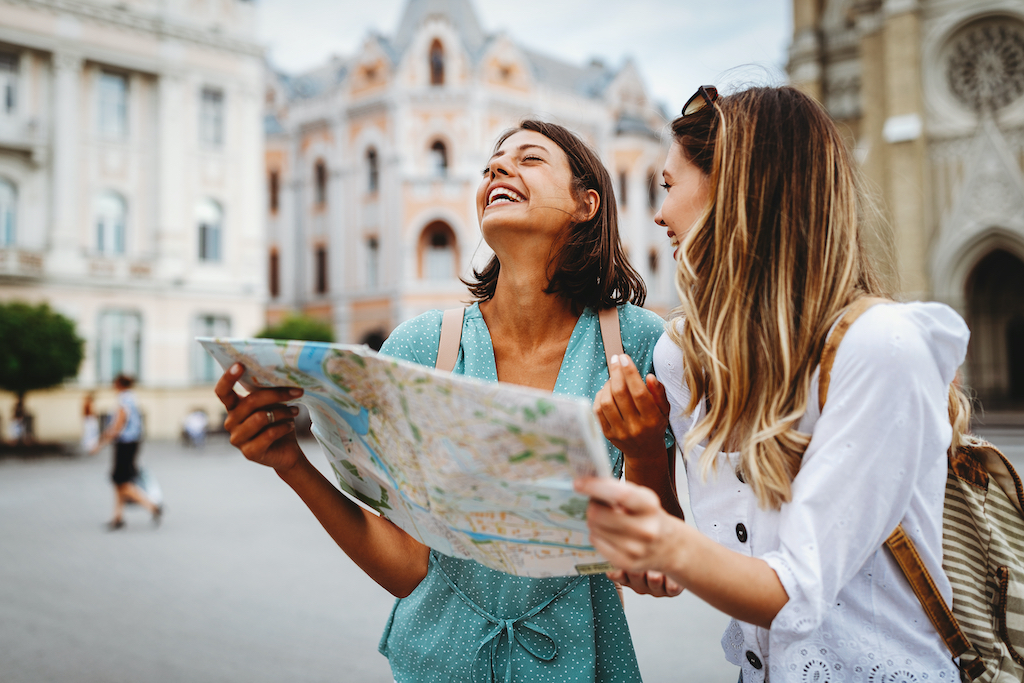 DMP09049_Due ragazze in città_shutterstock_1903383022
