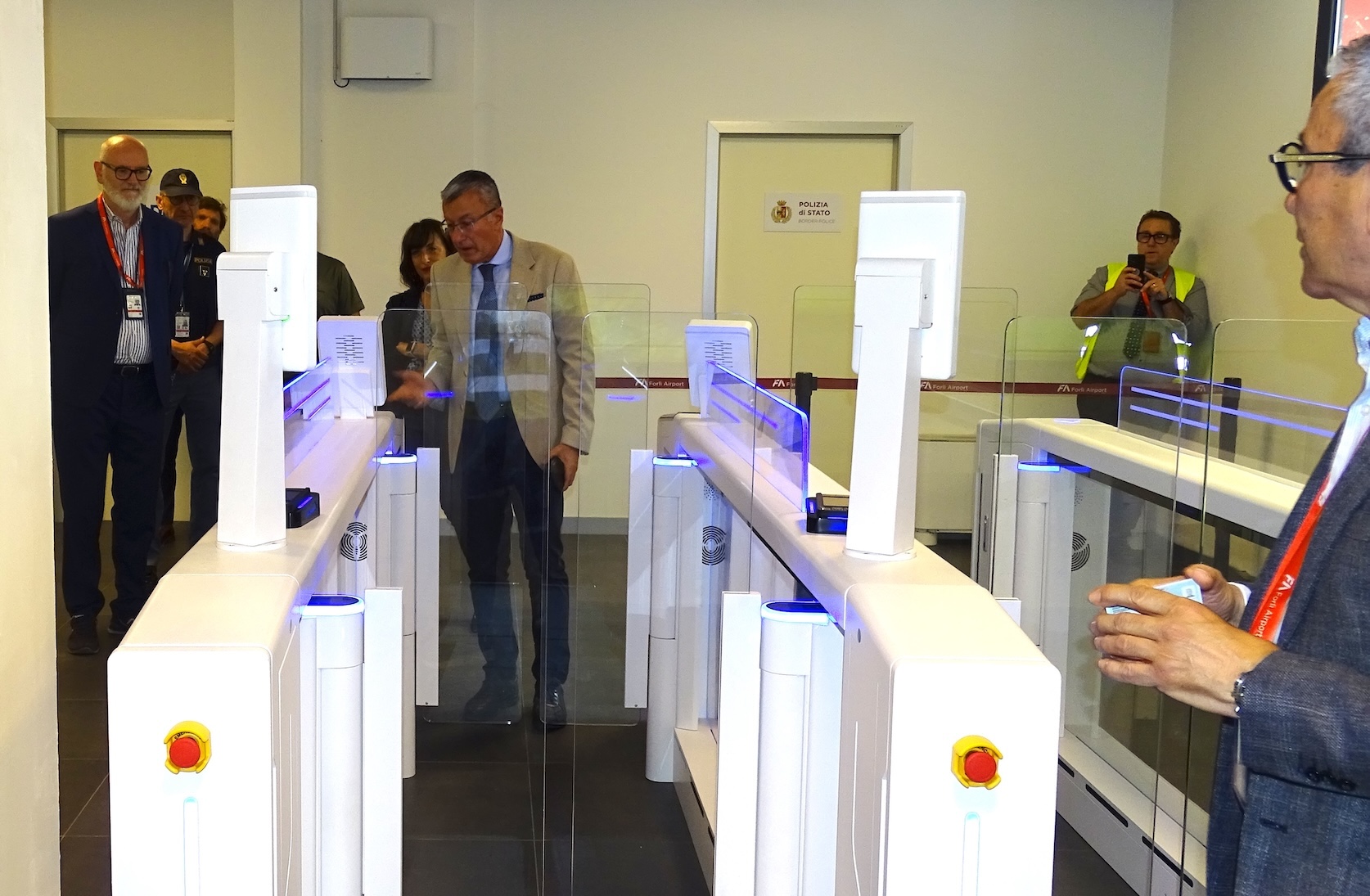 Immagine di sfondo della pagina Nuovi sistemi EES e ABC Gates al via dal 3 giugno: il Questore Mastromattei in sopralluogo all’aeroporto di Forlì