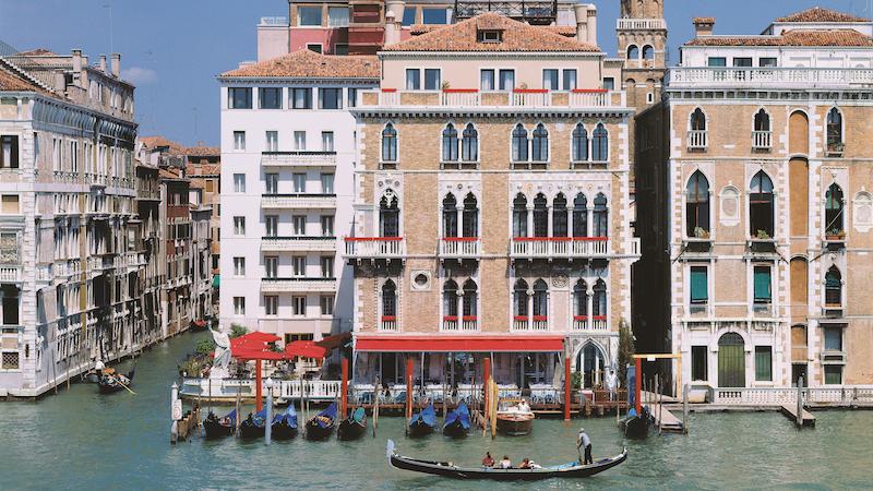 Immagine di sfondo della pagina Al Rosewood Hotels la gestione dell'Hotel Bauer