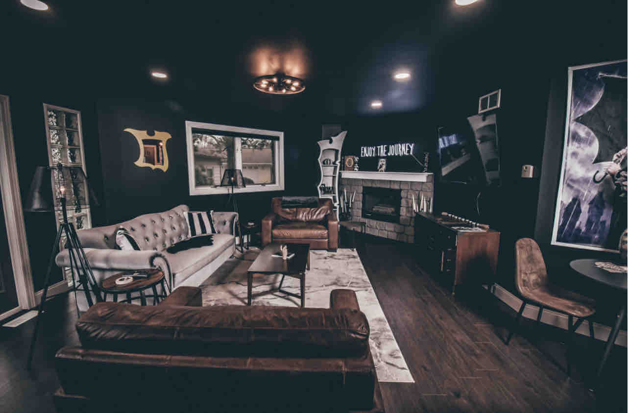 Immagine di sfondo della pagina Airbnb celebra il lato oscuro del design con Mercoledì Addams e 8 alloggi da brivido