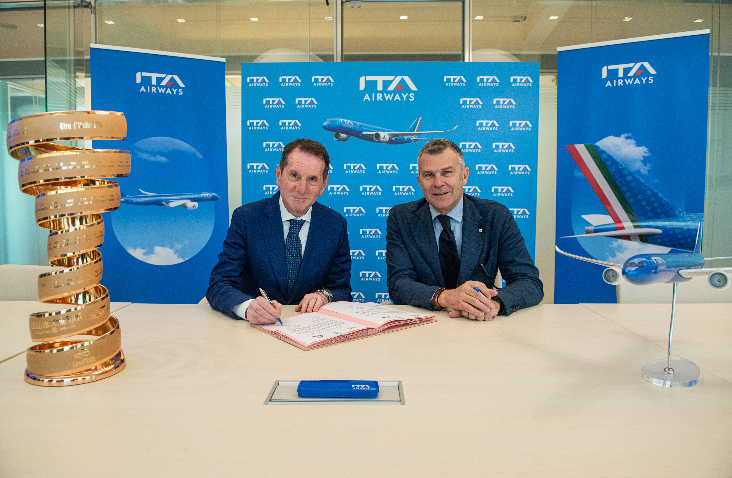 Immagine di sfondo della pagina ITA Airways è Official Airline del Giro d'Italia 2025