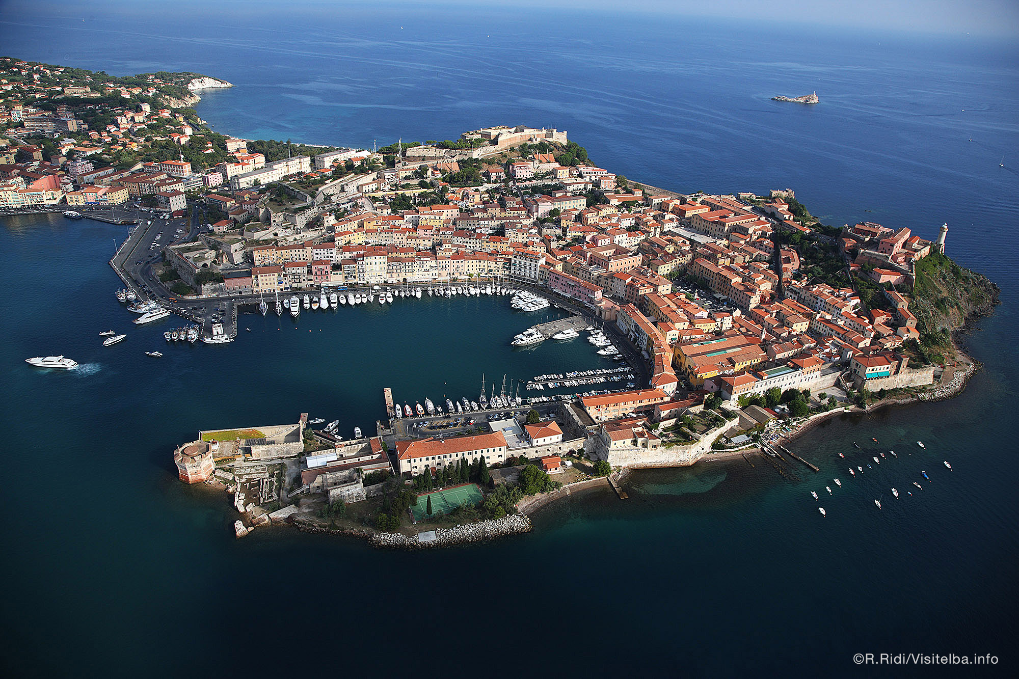 Immagine di sfondo della pagina Isola d'Elba tornata quasi alla normalità dopo il nubifragio