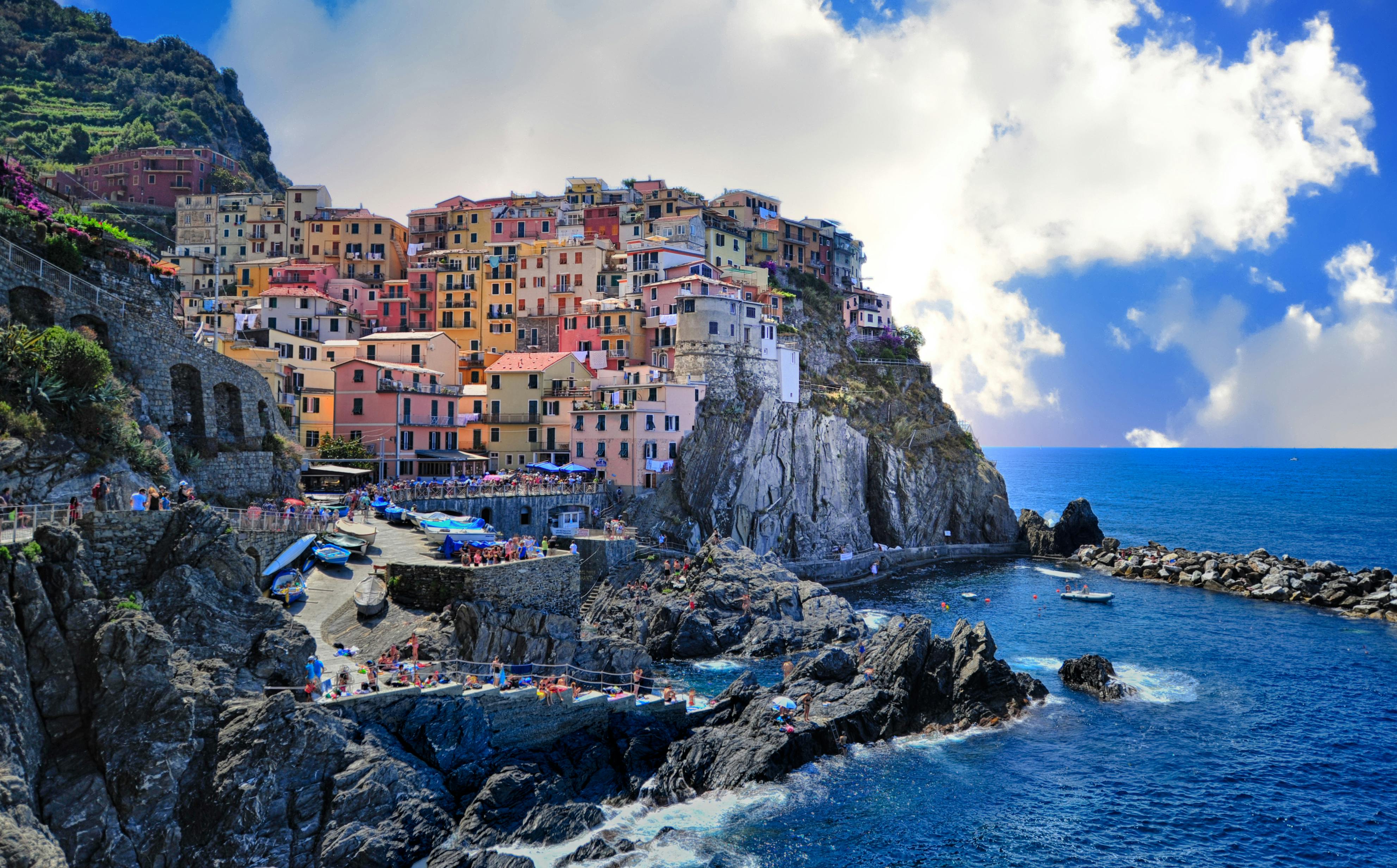 Immagine di sfondo della pagina Estate 2025 al via: boom di prenotazioni per il ponte del 2 giugno e sorpasso degli stranieri