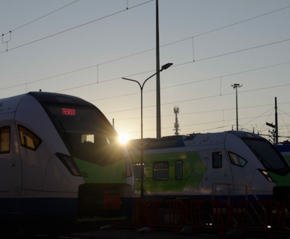 Immagine di sfondo della pagina L’impatto del treno in Lombardia: Trenord crea valore per 3 miliardi e riduce le emissioni