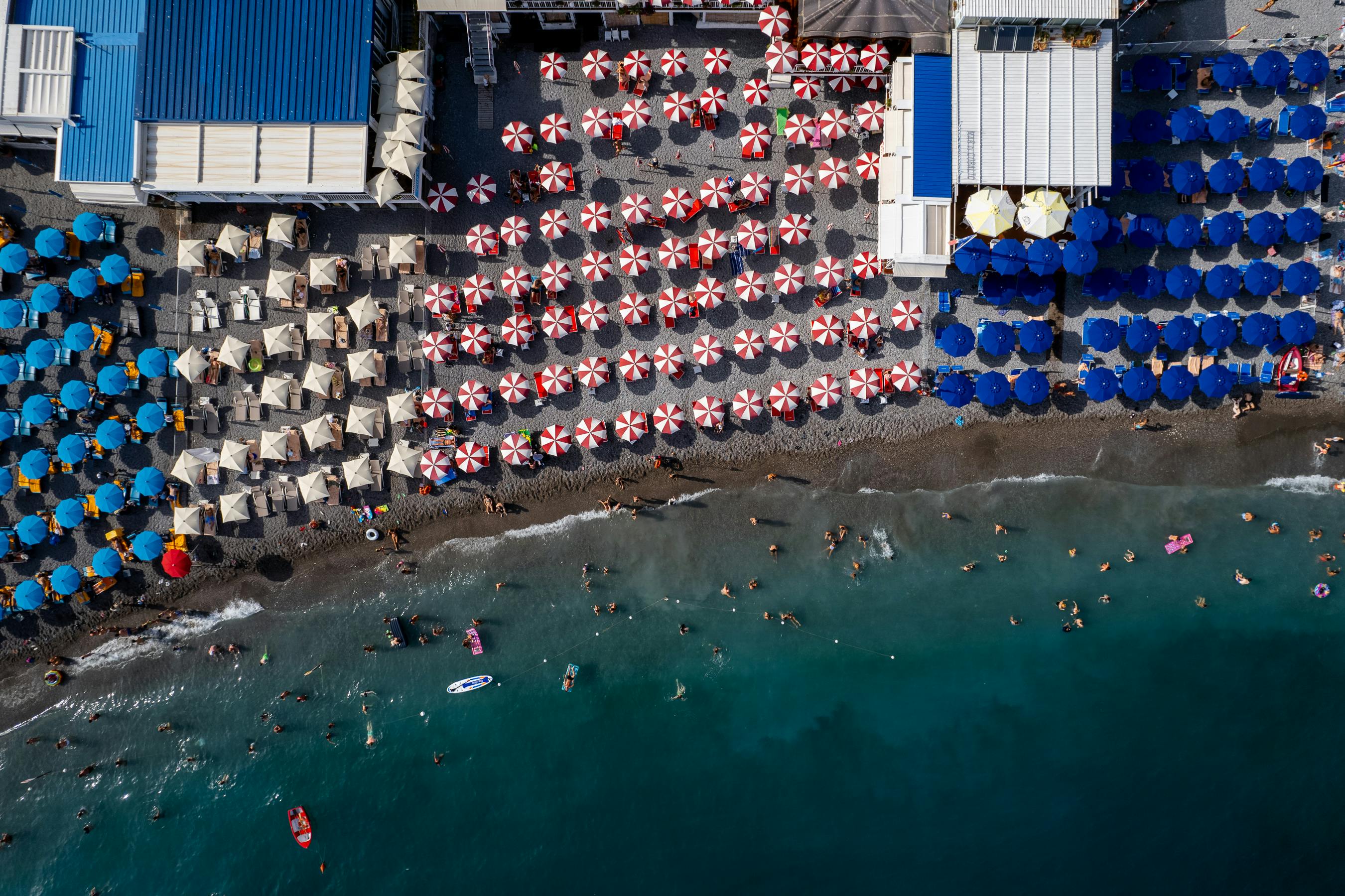 Immagine di sfondo della pagina Estate 2025: in vacanza 30,5 milioni di italiani. Crescono le partenze e la fiducia nel turismo