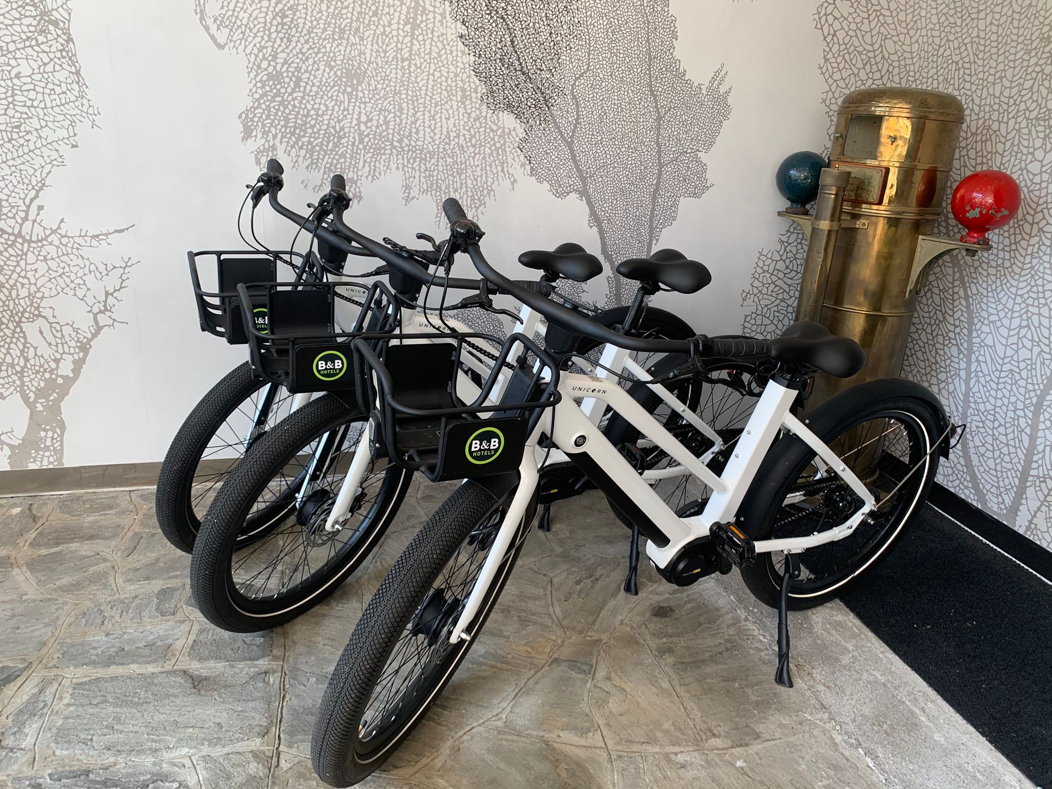 Immagine di sfondo della pagina Al via una partnership strategica che porta le ebike nei primi sei hotel in Italia