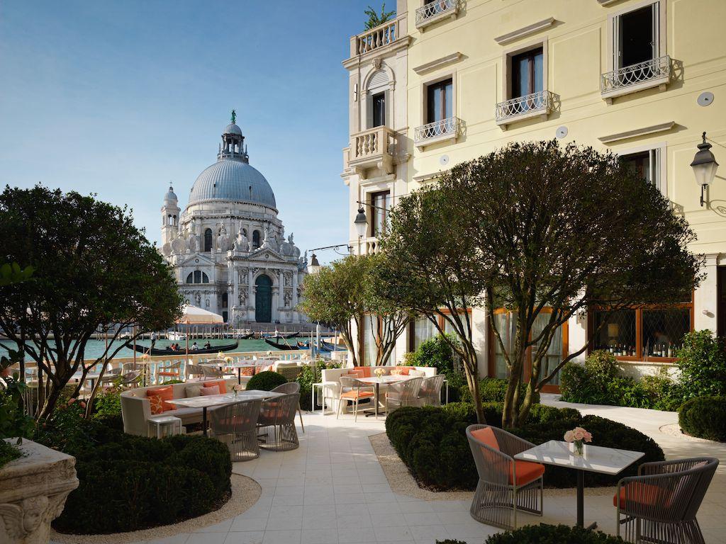 Immagine di sfondo della pagina St. Regis Hotels debutta a Venezia sul Canal Grande