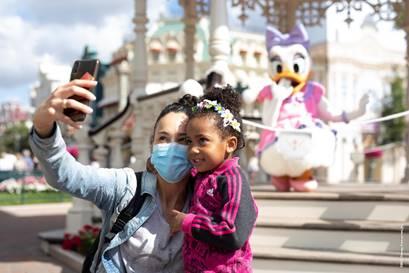 Immagine di sfondo della pagina Disneyland Paris riapre e punta sulle adv
