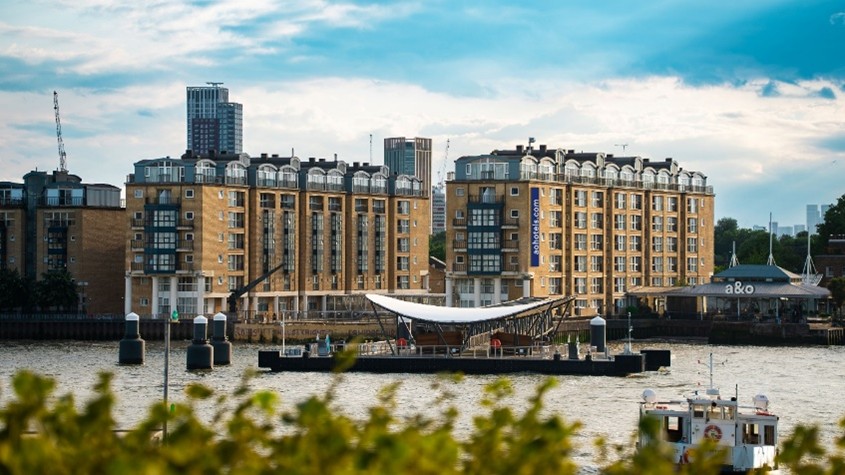 Immagine di sfondo della pagina A&O Hostels debutta a Londra con l’ex DoubleTree by Hilton Docklands Riverside