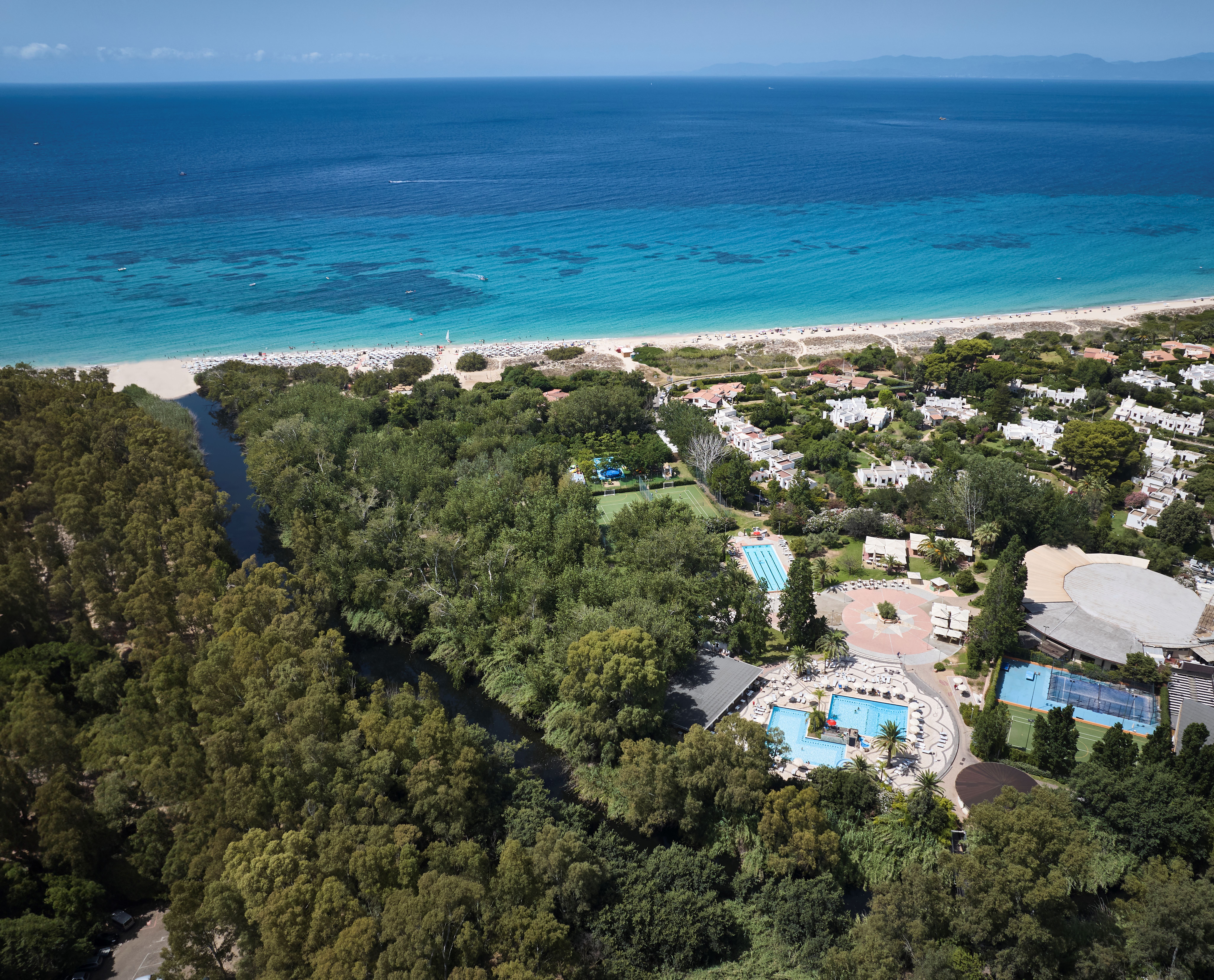 Immagine di sfondo della pagina Bluserena Hotels & Resorts: riparte la stagione estiva