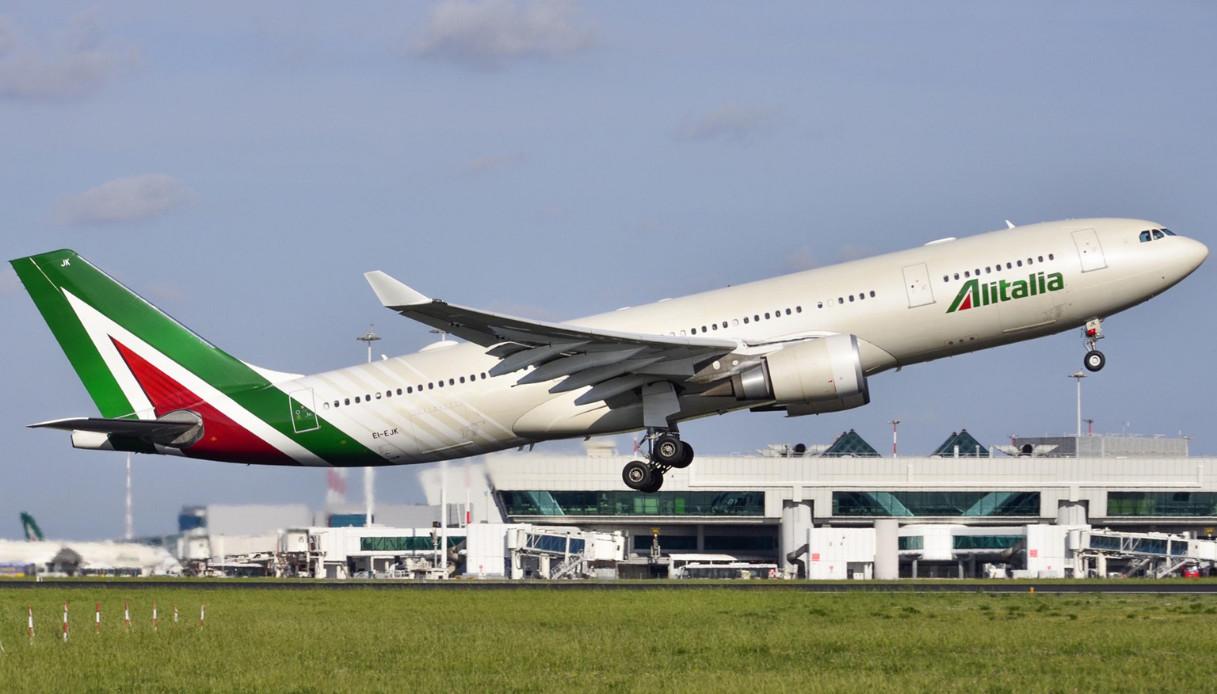 Immagine di sfondo della pagina Alitalia, al via gara per acquisizione del marchio