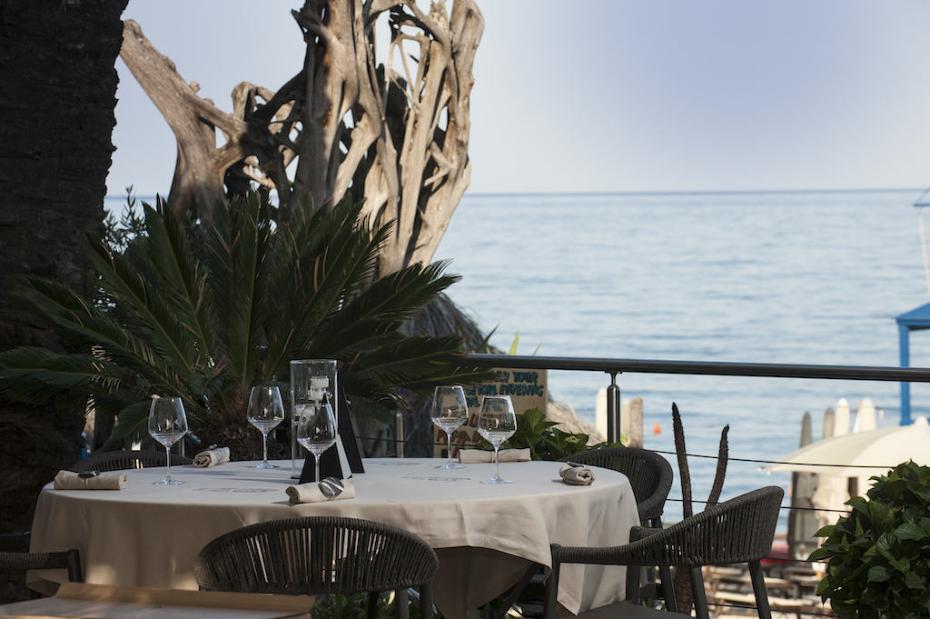 Immagine di sfondo della pagina San Valentino al Mare Hotel per un romantico weekend nel Ponente Ligure